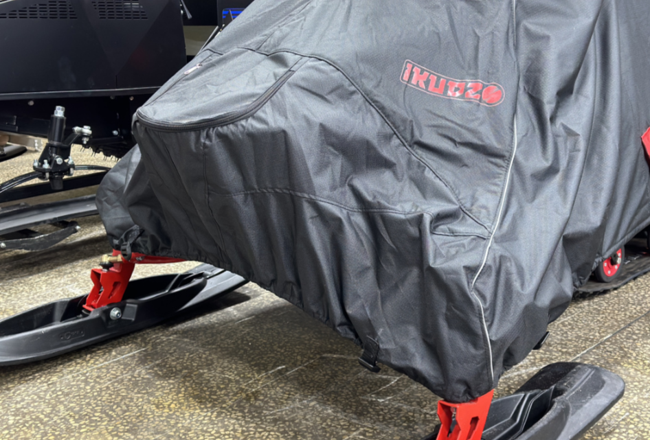 Чехол транспорт. снегохода IKUDZO HUNTER черно-красный Оксфорд ПРЕМИУМ качества с лого IKUDZO в Новом Уренгое