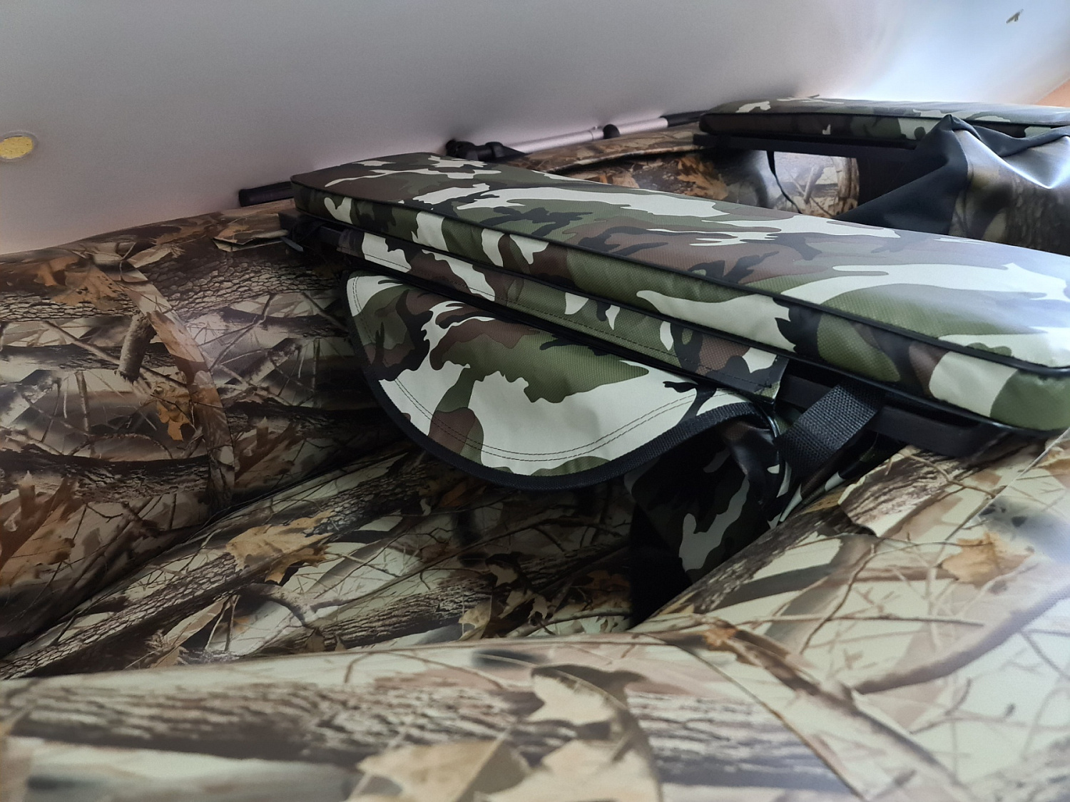 КОМПЛЕКТ МЯГКИХ НАКЛАДОК С СУМКОЙ ДЛЯ ЛОДОК 105Х20 КАМУФЛЯЖ в Новом Уренгое